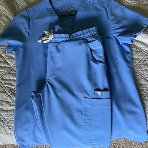 Figs Catarina and Yola, both XS. Ceil Blue